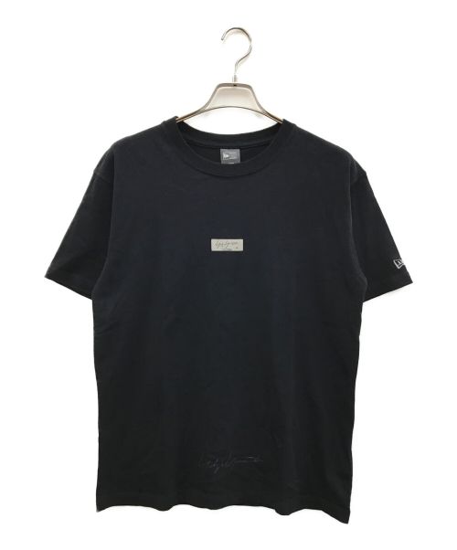 YOHJI YAMAMOTO（ヨウジヤマモト）YOHJI YAMAMOTO (ヨウジヤマモト) New Era (ニューエラ) ロゴTシャツ ブラック サイズ:4の古着・服飾アイテム