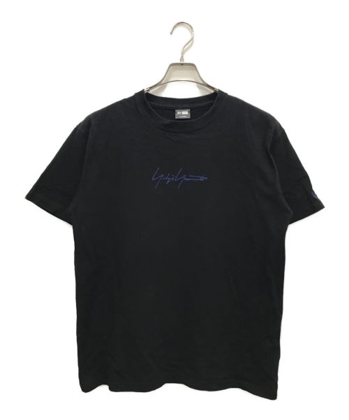 YOHJI YAMAMOTO（ヨウジヤマモト）YOHJI YAMAMOTO (ヨウジヤマモト) New Era (ニューエラ) ロゴ刺繍Tシャツ ブラック サイズ:XLの古着・服飾アイテム
