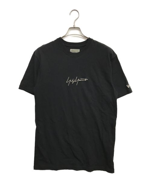 Yohji Yamamoto pour homme（ヨウジヤマモト プールオム）Yohji Yamamoto pour homme (ヨウジヤマモト プールオム) New Era (ニューエラ) ロゴ刺繍Tシャツ ブラック サイズ:XLの古着・服飾アイテム