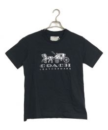 COACH（コーチ）の古着「エバーグリーン ホース アンド キャリッジ Tシャツ」｜ブラック