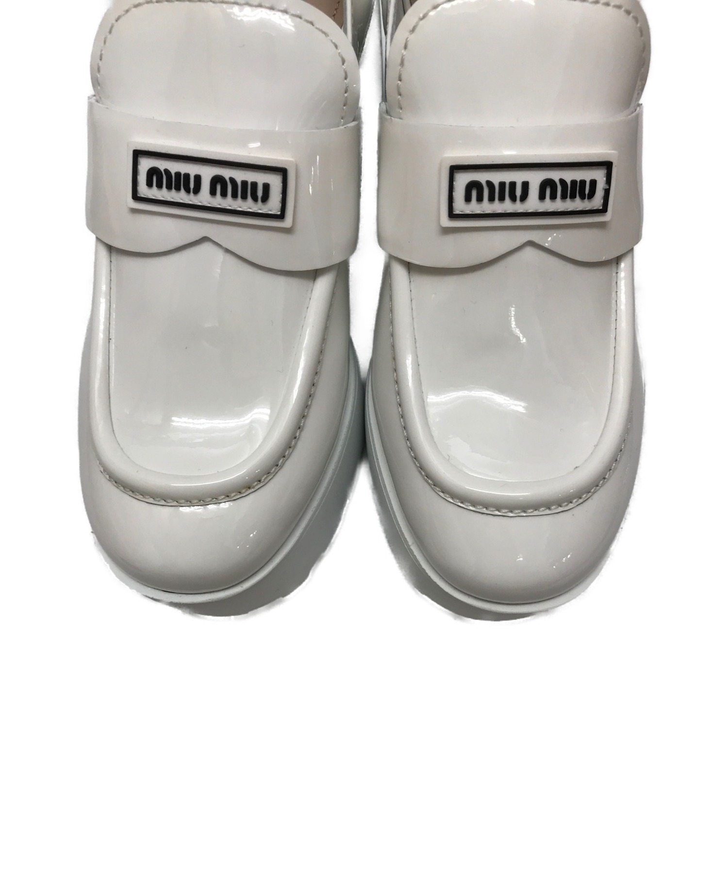MIU MIU (ミュウミュウ) パテントレザーロゴプラットフォームローファー ホワイト サイズ:35 50950