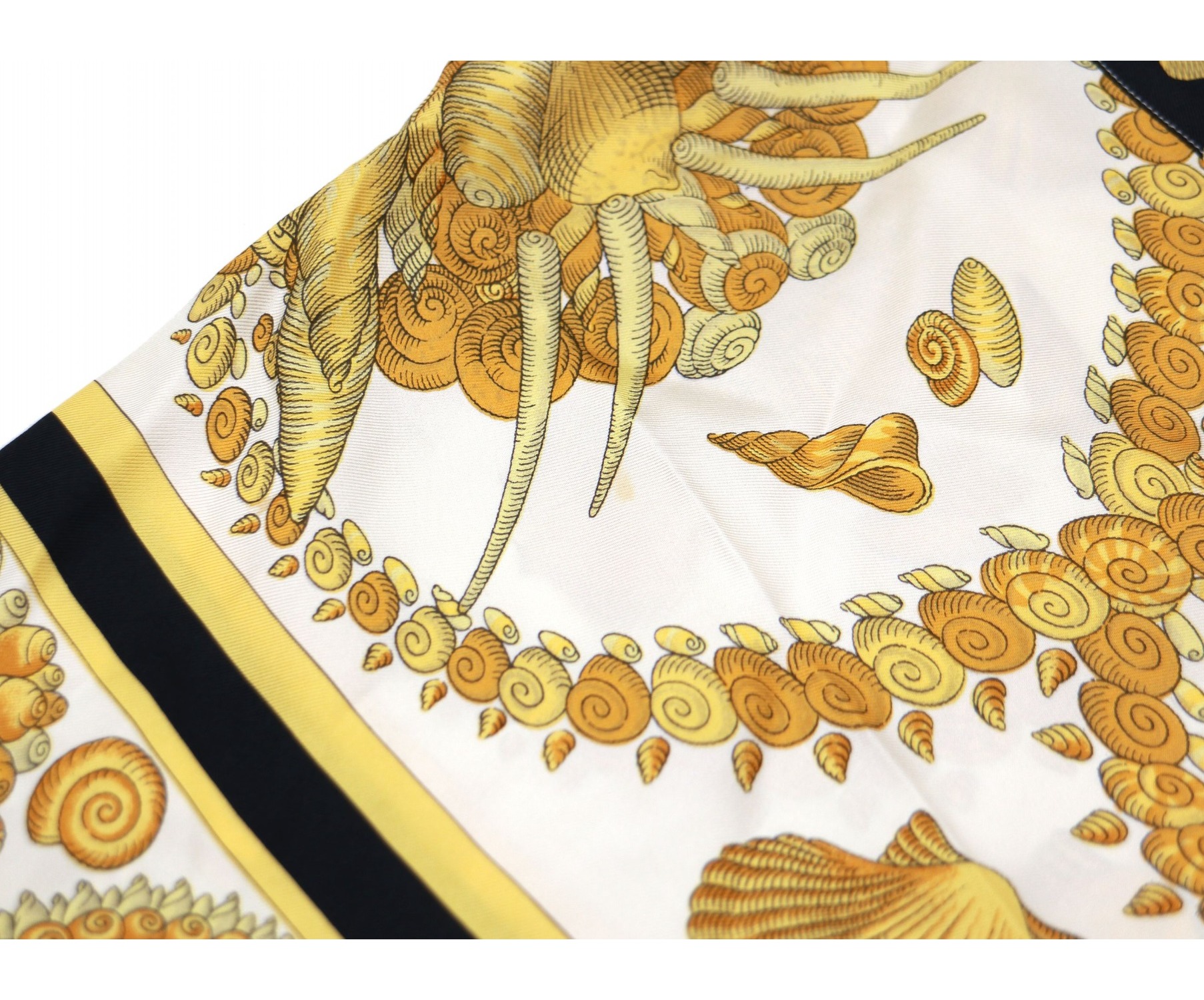 GIANNI VERSACE (ジャンニヴェルサーチ) [古着]スカーフ柄シルクシャツ ホワイト サイズ:46表記  ヴィンテージ・オールドヴェルサーチ・貝殻・シェルバロックプリント