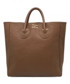 YOUNG & OLSEN The DRYGOODS STOREヤングアンドオルセン ザ ドライグッズストア）の古着「EMBOSSED LEATHER D TOTE M（エンボスド レザーD トートM）」｜ブラウン