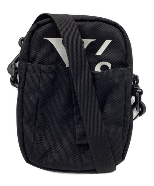 Y's（ワイズ）Y's (ワイズ) New Era (ニューエラ) ロゴショルダーポーチ ブラックの古着・服飾アイテム