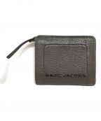 MARC JACOBSマークジェイコブス）の古着「レザー ザ テクスチャード ボックス ミニ 二つ折り コンパクト財布」｜グレー