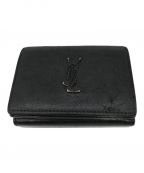 Yves Saint Laurentイヴサンローラン）の古着「クロコ型押し3つ折り財布」｜ブラック