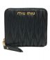 MIU MIU（ミュウミュウ）の古着「マテラッセ2つ折り財布」｜ブラック