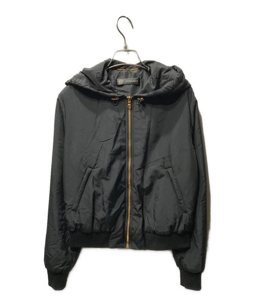 VERSACE（ヴェルサーチ）VERSACE (ヴェルサーチェ) バックプリント ジップアップ ジャケット ロゴプリント  ブラック サイズ:38の古着・服飾アイテム