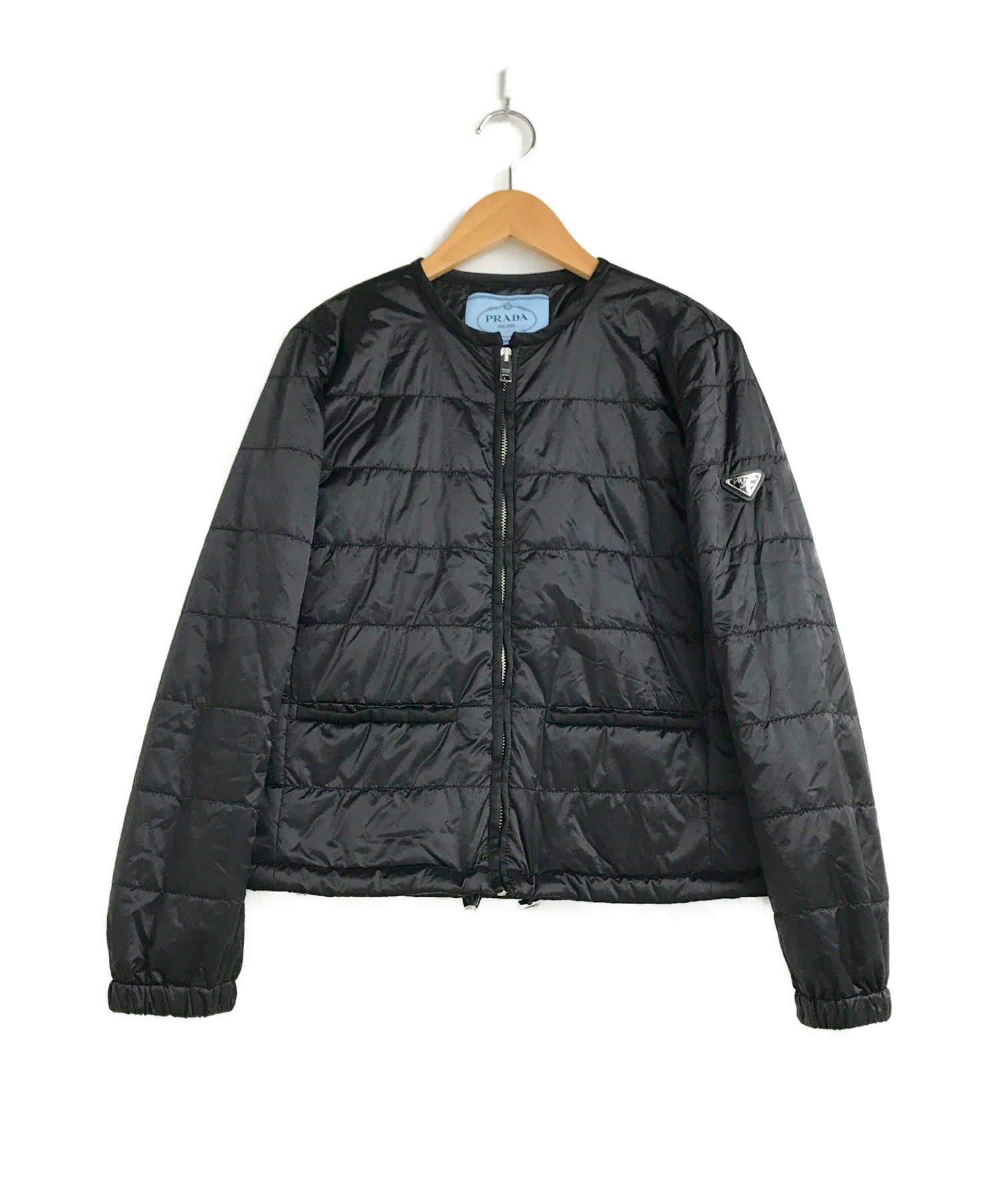 PRADA (プラダ) 中綿キルティングノーカラージャケット ブラック サイズ:40 袖プレートロゴ