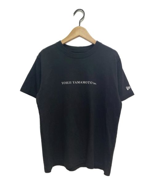 YOHJI YAMAMOTO（ヨウジヤマモト）YOHJI YAMAMOTO × NEW ERA (ヨウジヤマモト × ニューエラ) ロゴTシャツ ブラック サイズ:Sの古着・服飾アイテム