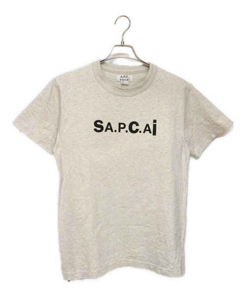 A.P.C.（アーペーセー）A.P.C. (アー・ペー・セー) sacai (サカイ) SIDE ZIP LOGO TEE グレー サイズ:Sの古着・服飾アイテム