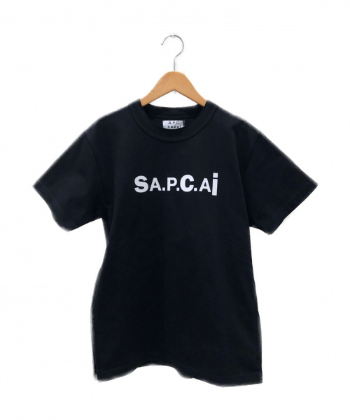A.P.C（アーペーセー）A.P.C×sacai (アーペーセー×サカイ) 21SS ロゴTシャツ ブラック サイズ:XS 未使用品の古着・服飾アイテム