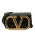 VALENTINO（ヴァレンティノ）の古着「Supervee Crossbody Bag」｜ブラック×ゴールド