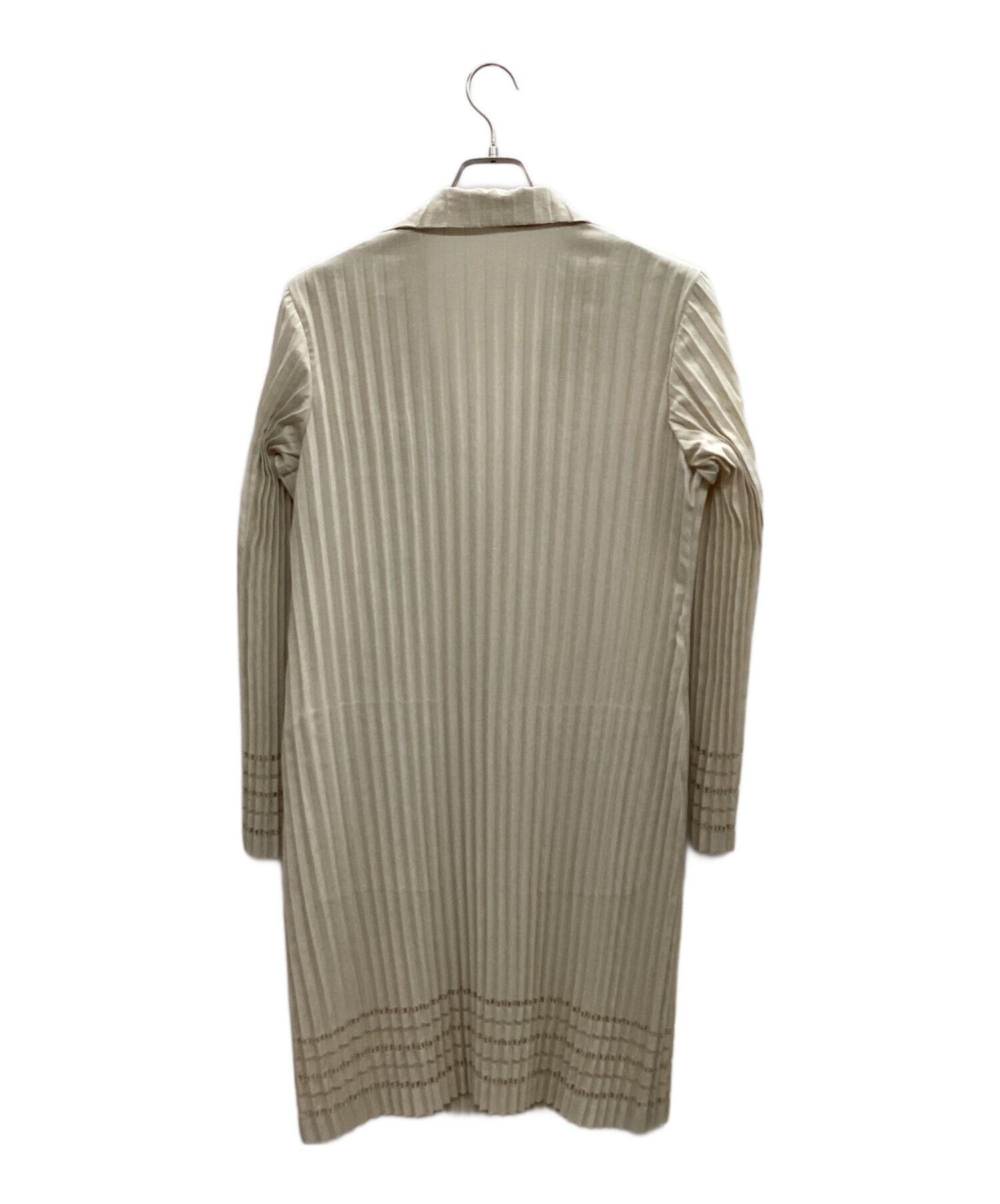 ISSEY MIYAKE ベージュ ロングコート 中古・古着通販】ISSEY MIYAKE (イッセイミヤケ) ロングジャケット