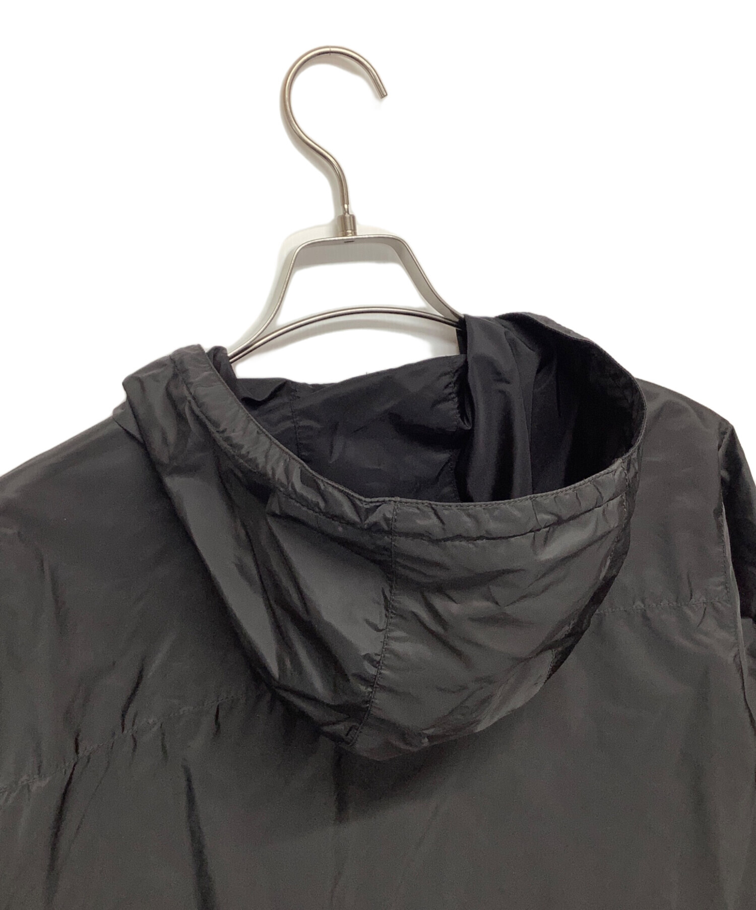 PRADA 黒 シティーパーカー、スタイリッシュ、ブランド、人気、暖かい、古着 PRADA 黒 シティーパーカー、スタイリッシュ、ブランド、人気、暖かい