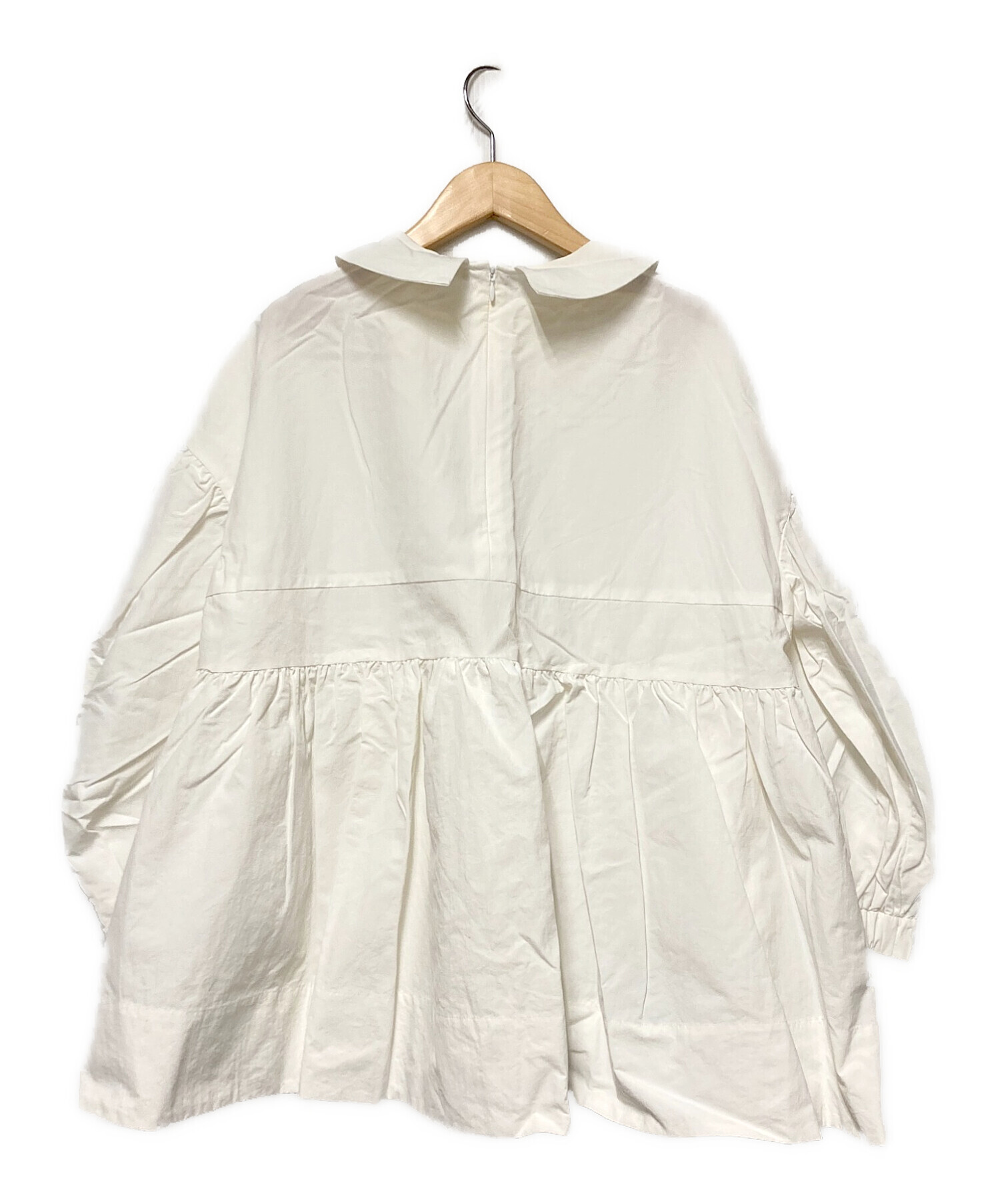 yori フラットカラーティアードブラウス　ホワイト yori ヨリ フラットカラーティアードブラウス ホワイト yori フラット