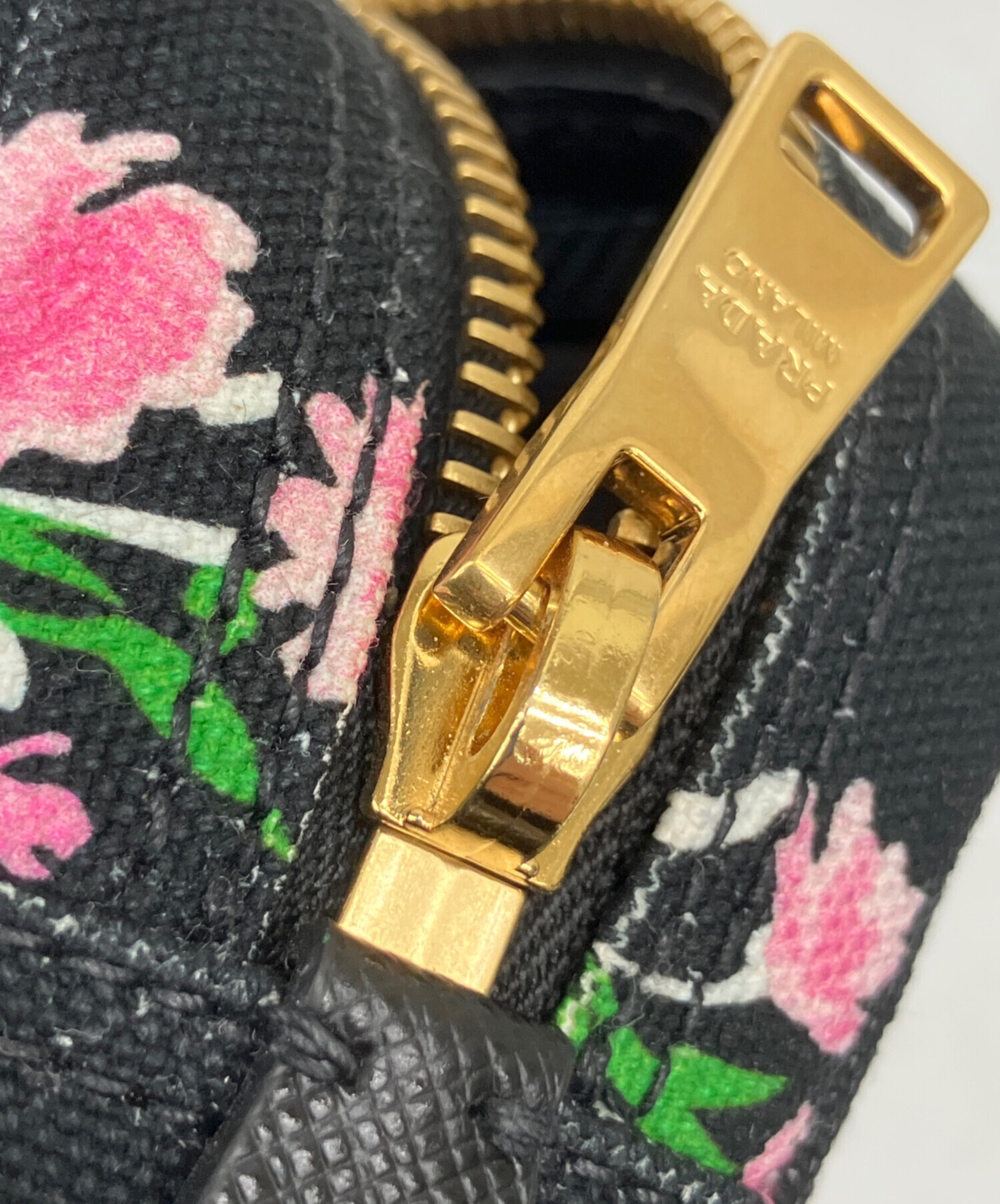 PRADA　プラダ　刺繍ポーチ　花柄 中古・古着通販】PRADA (プラダ) ポーチ ブラック｜ブランド・古着通販