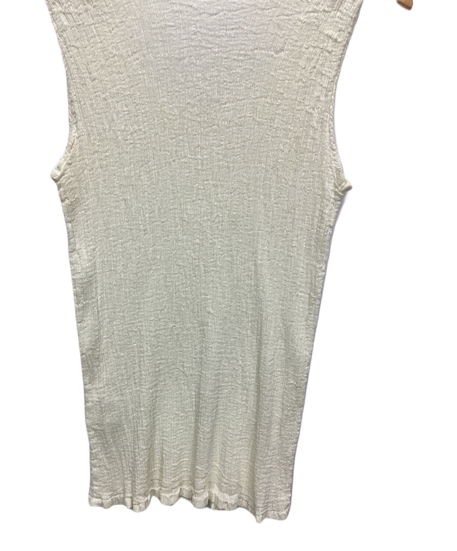 【未使用】 ISSEY MIYAKE トップス オフホワイト イッセイミヤケ 中古・古着通販】ISSEY MIYAKE (イッセイミヤケ) ノースリーブ