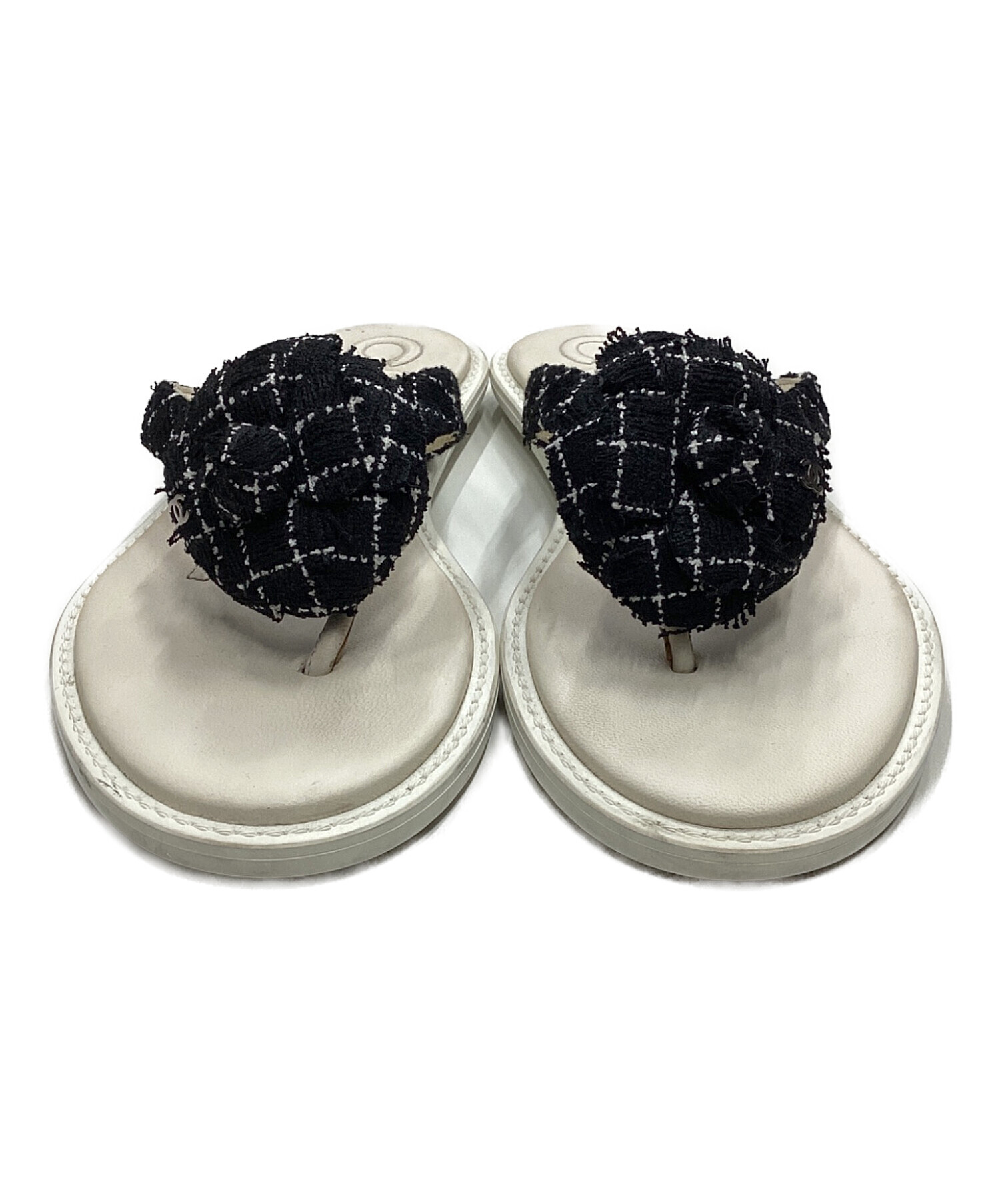 〈CHANEL〉USEDパール装飾トングサンダル 中古・古着通販】CHANEL (シャネル) カメリアトングサンダル ホワイト