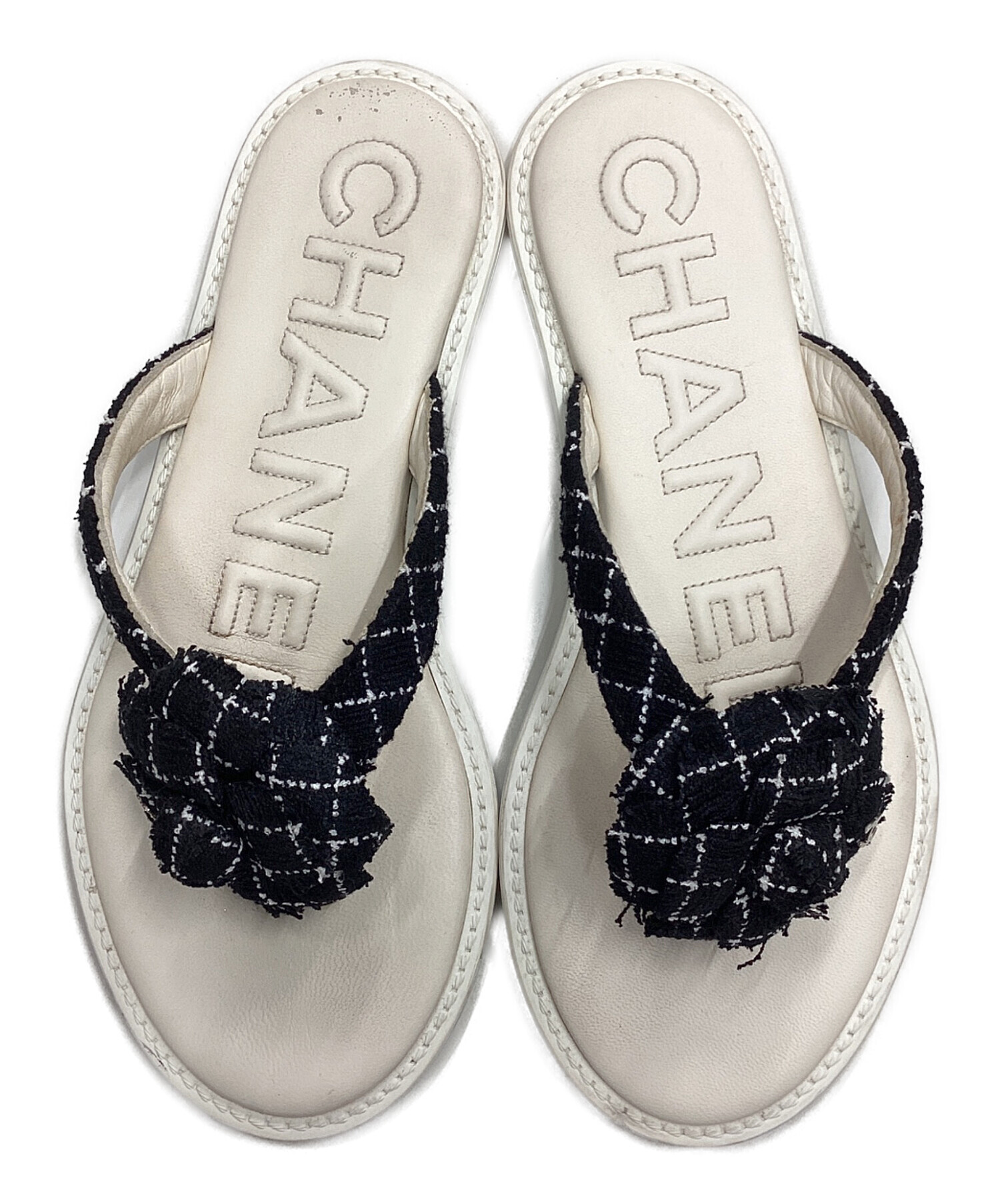 【大人気❗️】CHANEL シャネル カメリア トングサンダル サンダル ロゴ 中古・古着通販】CHANEL (シャネル) カメリアトングサンダル ホワイト