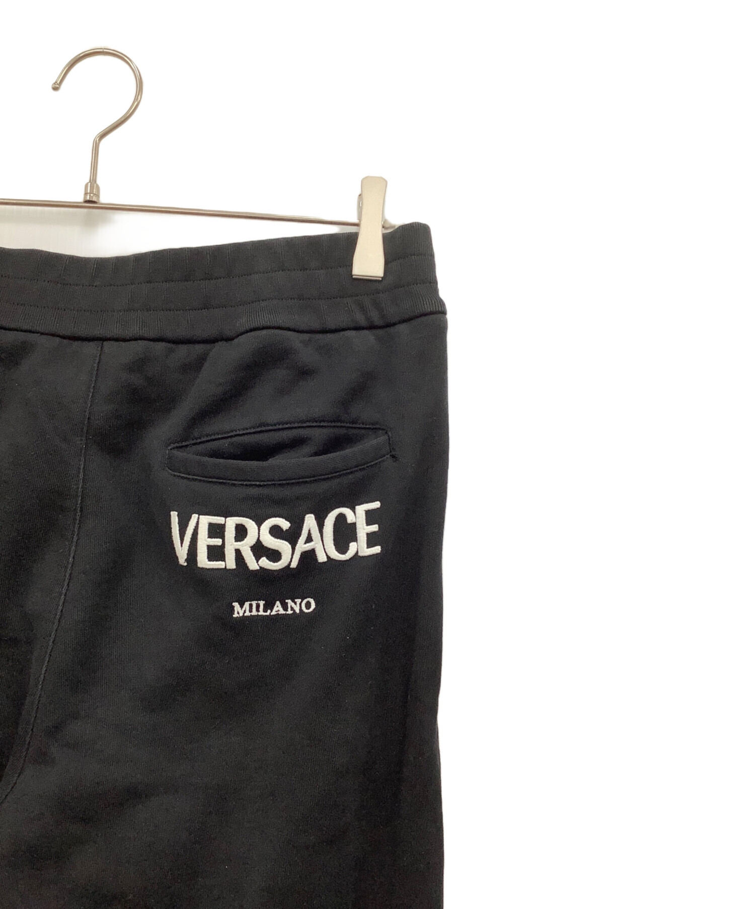 VERSACE 21AW バックロゴ パンツ 近年モデル ヴェルサーチ 中古・古着通販】VERSACE (ヴェルサーチェ) スウェットパンツ ブラック