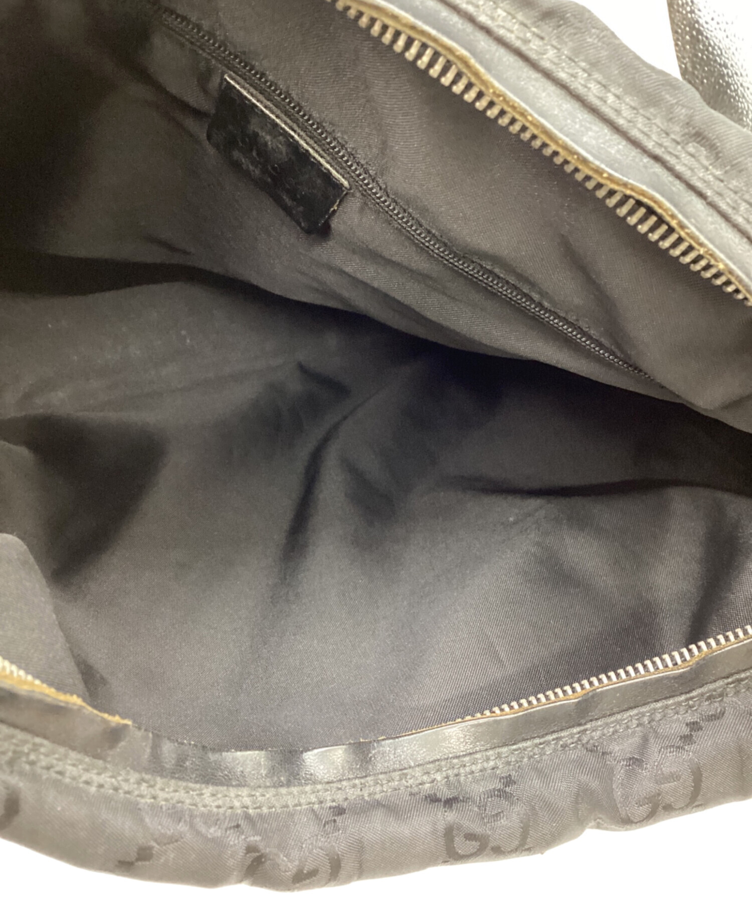 GUCCI ブラック ショルダーバッグ 【中古】 GUCCI グッチ GGエンボス ショルダーバッグ レザー 658553 0416