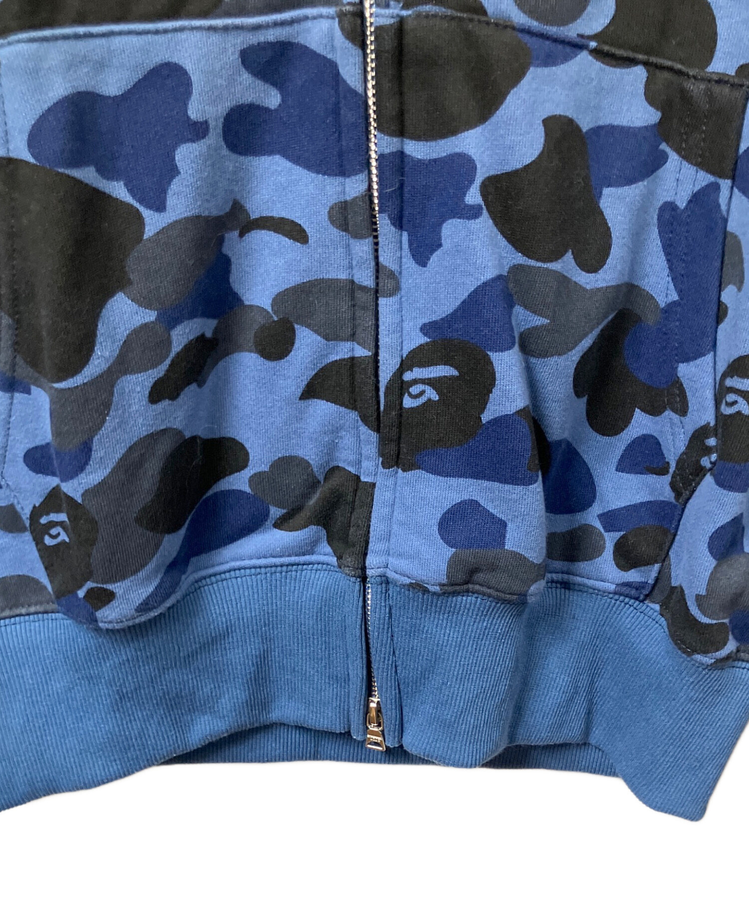アベイシングエイプ 迷彩柄ジップアップジャージ ネイビー A BATHING APE（アベイシングエイプ）の「COLOR CAMO THERMAL FULL ZIP