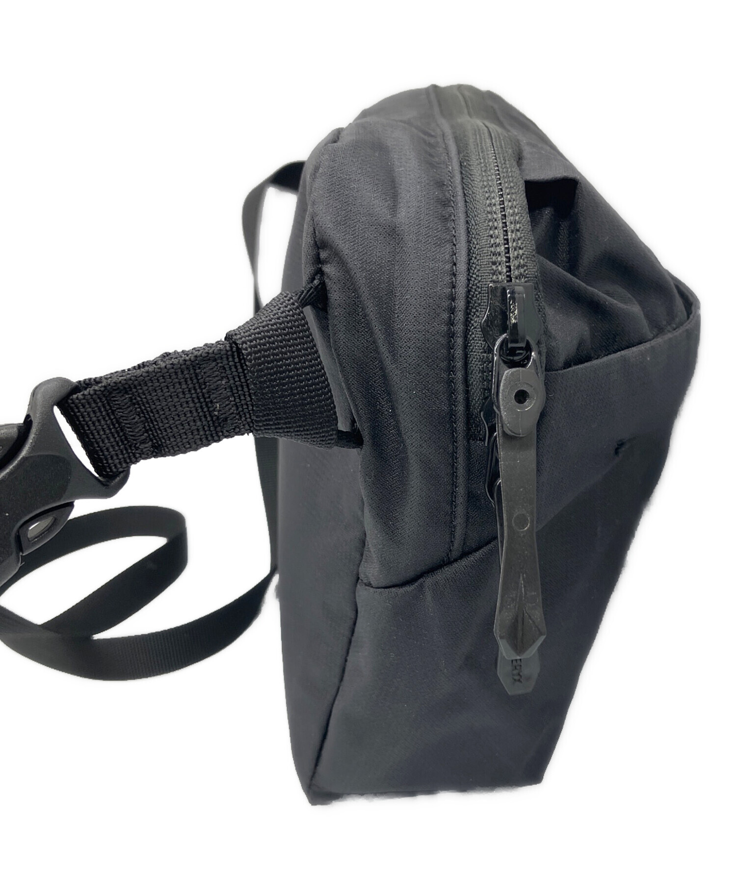 ARC'TERYX ブラック ボディバッグ アークテリクス ARC'TERYX 小さめサイズでちょっとしたお出掛けに最適