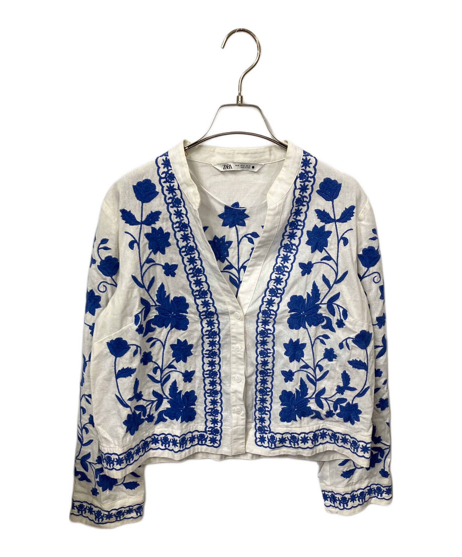 【ザラ】Vネック サテン ペイント アート カットソー ブラウス L 青×白 中古・古着通販】ZARA (ザラ) 刺繍入り長袖ブラウス ホワイト×ブルー