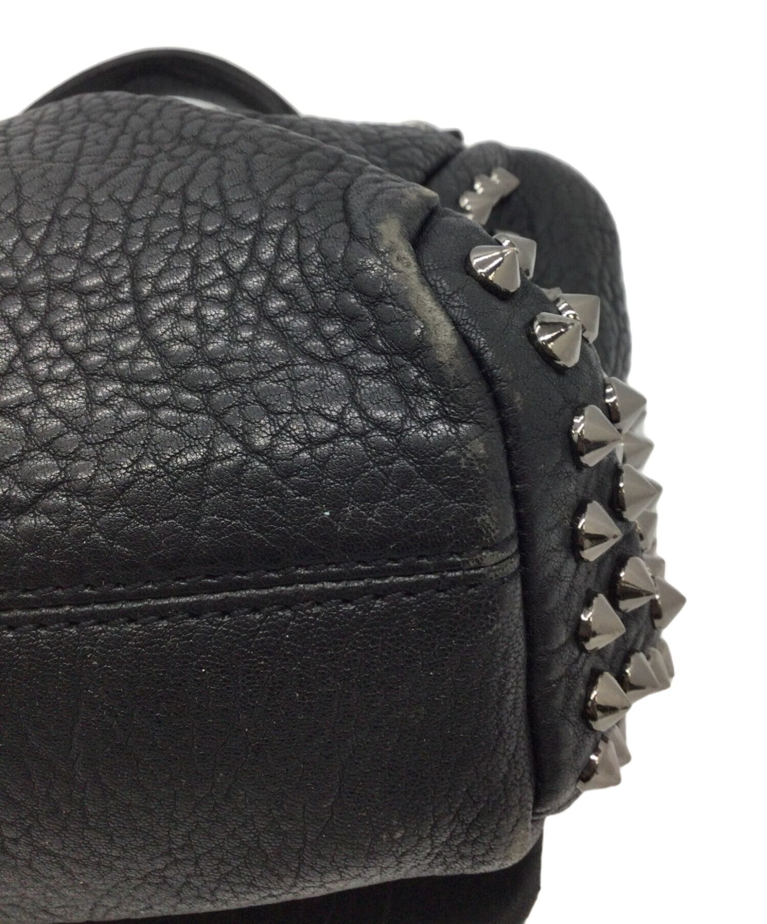 MCM スタッズ付きショルダーバッグ 中古・古着通販】MCM (エムシーエム) スタッズショルダーバッグ