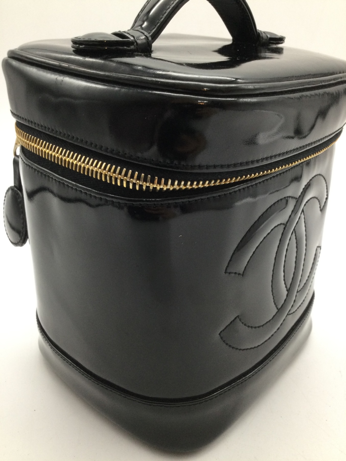 CHANEL ブラック エナメル バニティバッグ 中古・古着通販】CHANEL (シャネル) エナメルバニティバッグ ブラック