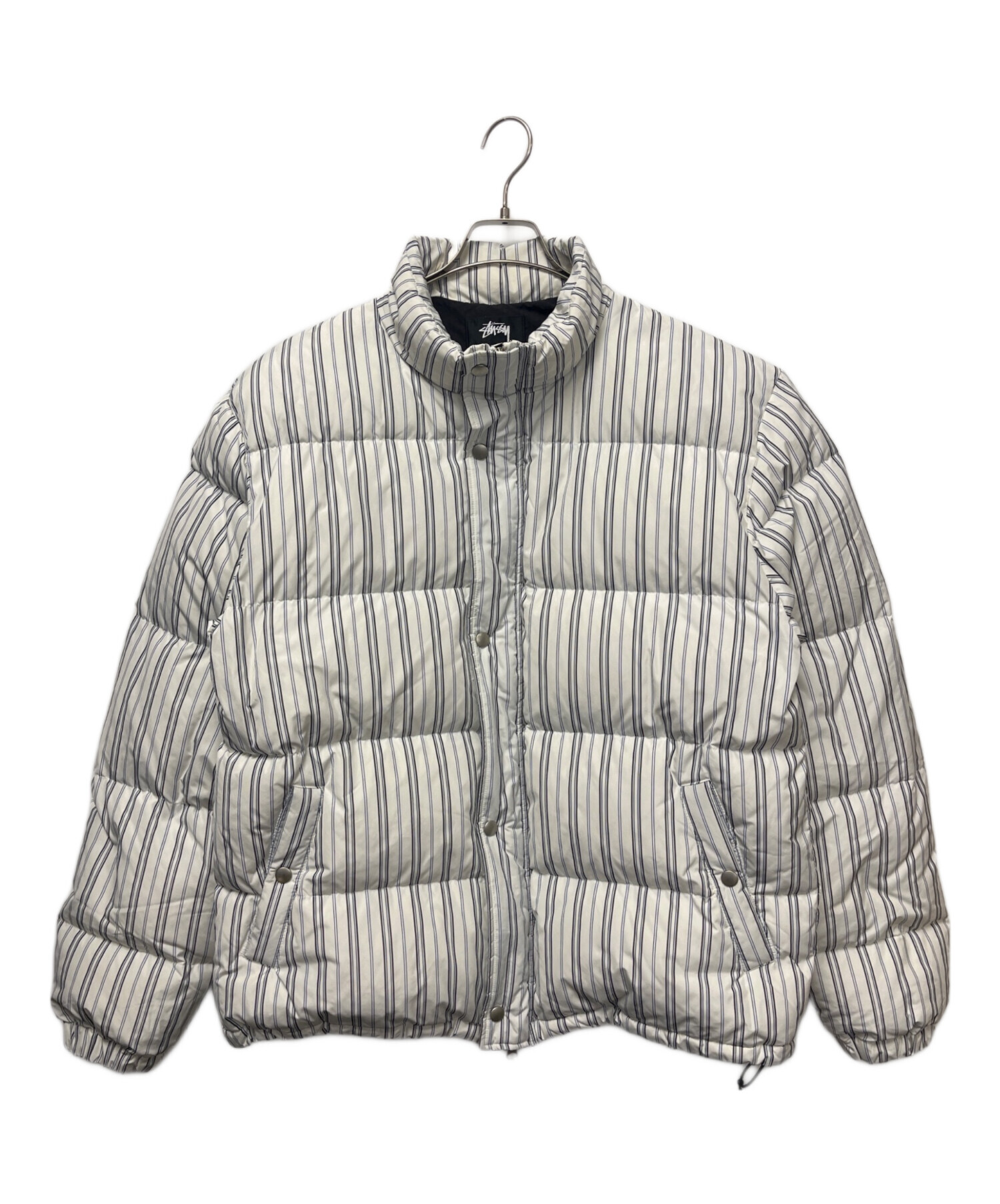 STUSSY / ダウンジャケット/L/ポリエステル/WHT/ストライプ 中古・古着通販】stussy (ステューシー) ダウンジャケット ホワイト