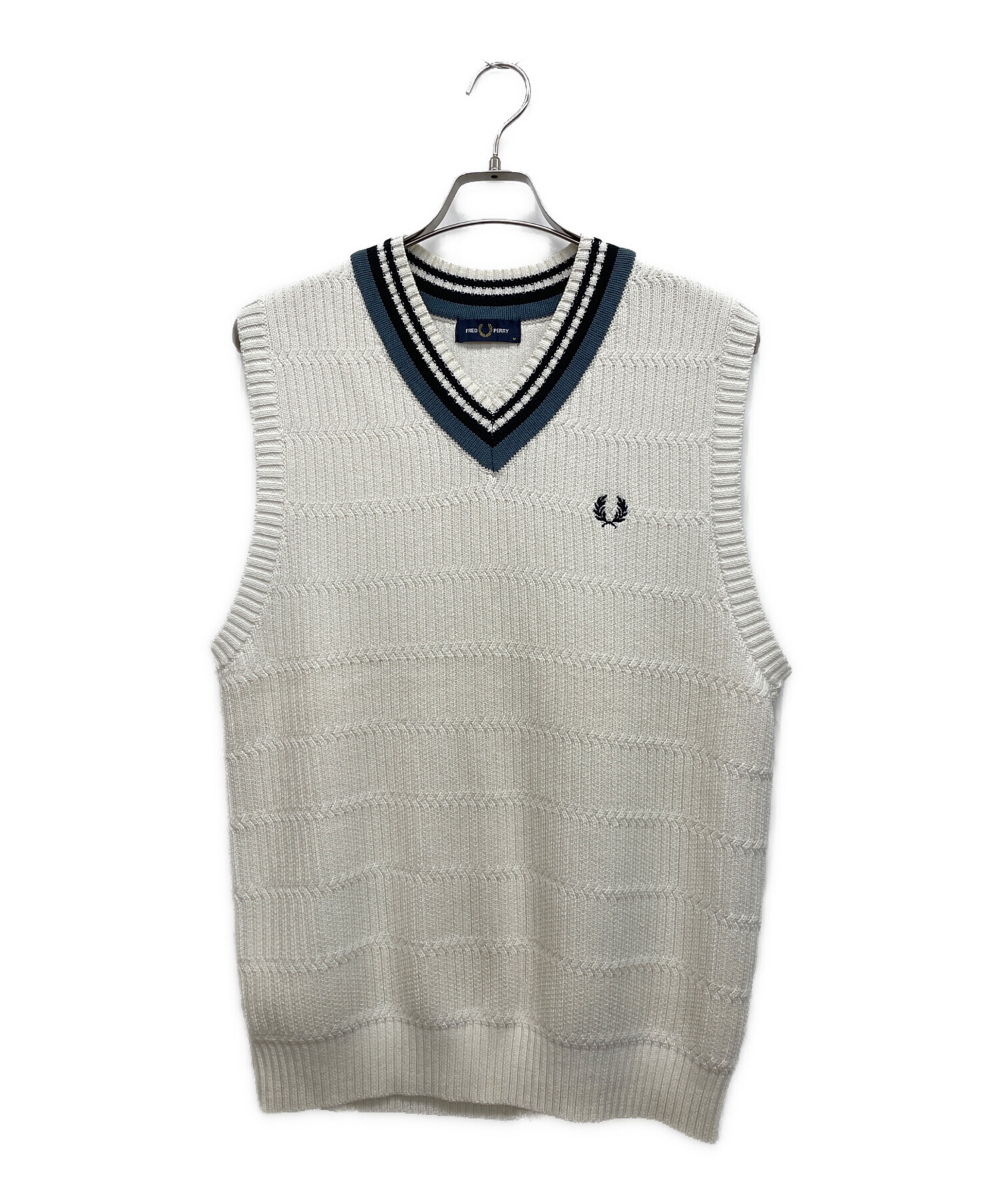 フレッドペリー　Fred Perry ニットベスト ホワイト Vネック 中古・古着通販】FRED PERRY (フレッドペリー) ニットベスト ホワイト