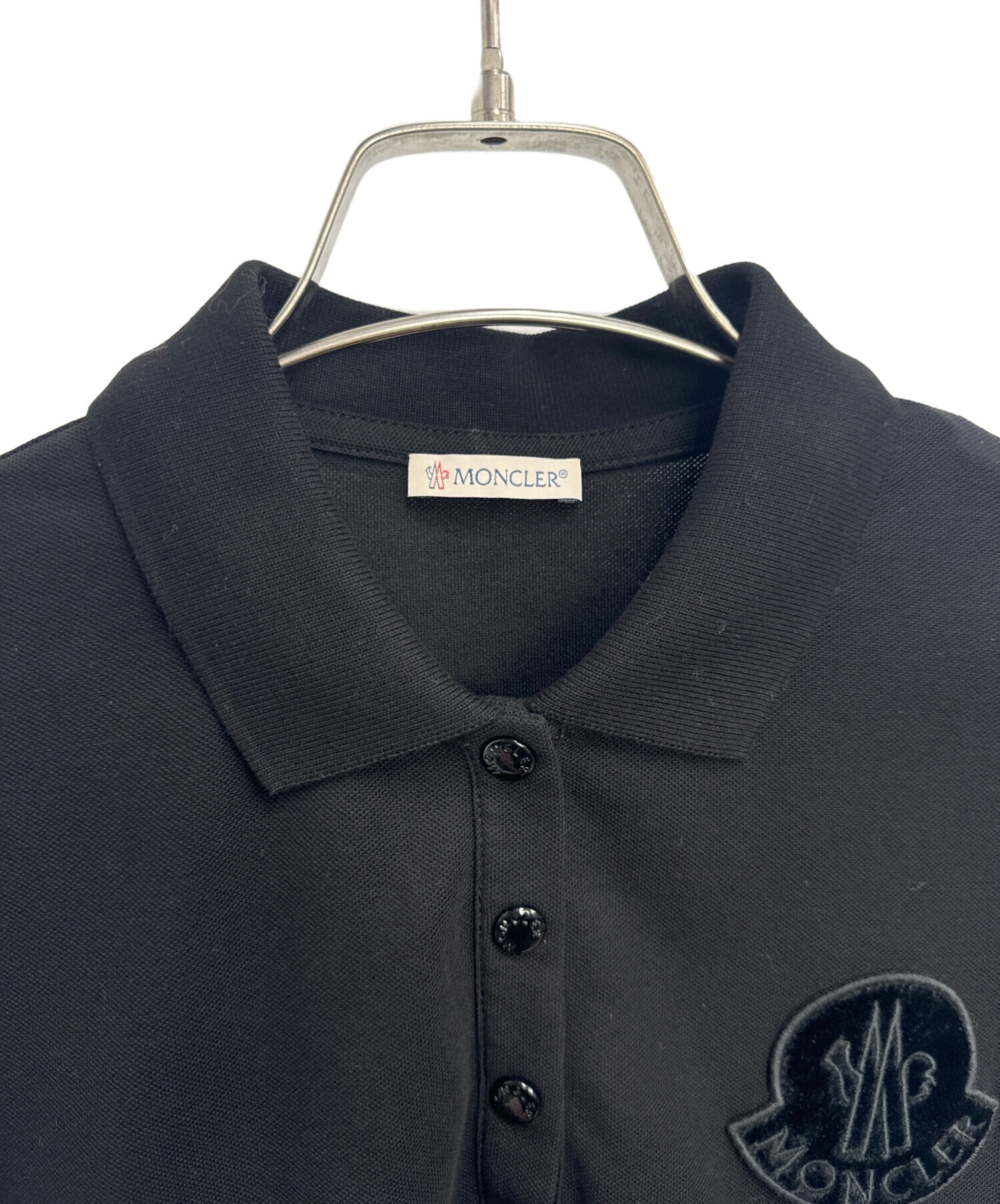 美品 XLサイズ モンクレール ロゴワッペン ポロシャツ ブラック MONCLER（モンクレール） ポロシャツ POLO MANICA C 8A70300 84556