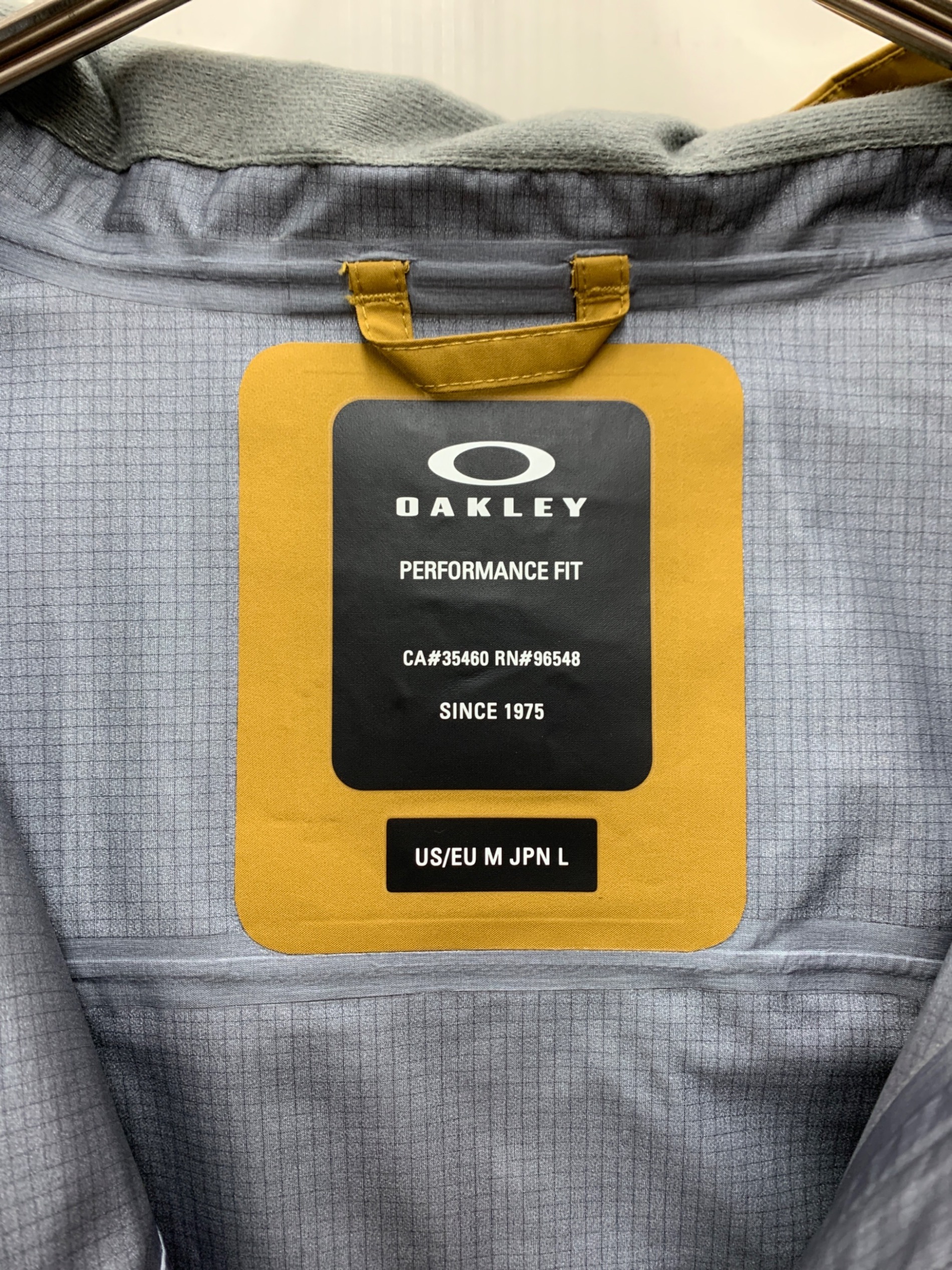 中古・古着通販】OAKLEY (オークリー) マウンテンパーカー ベージュ