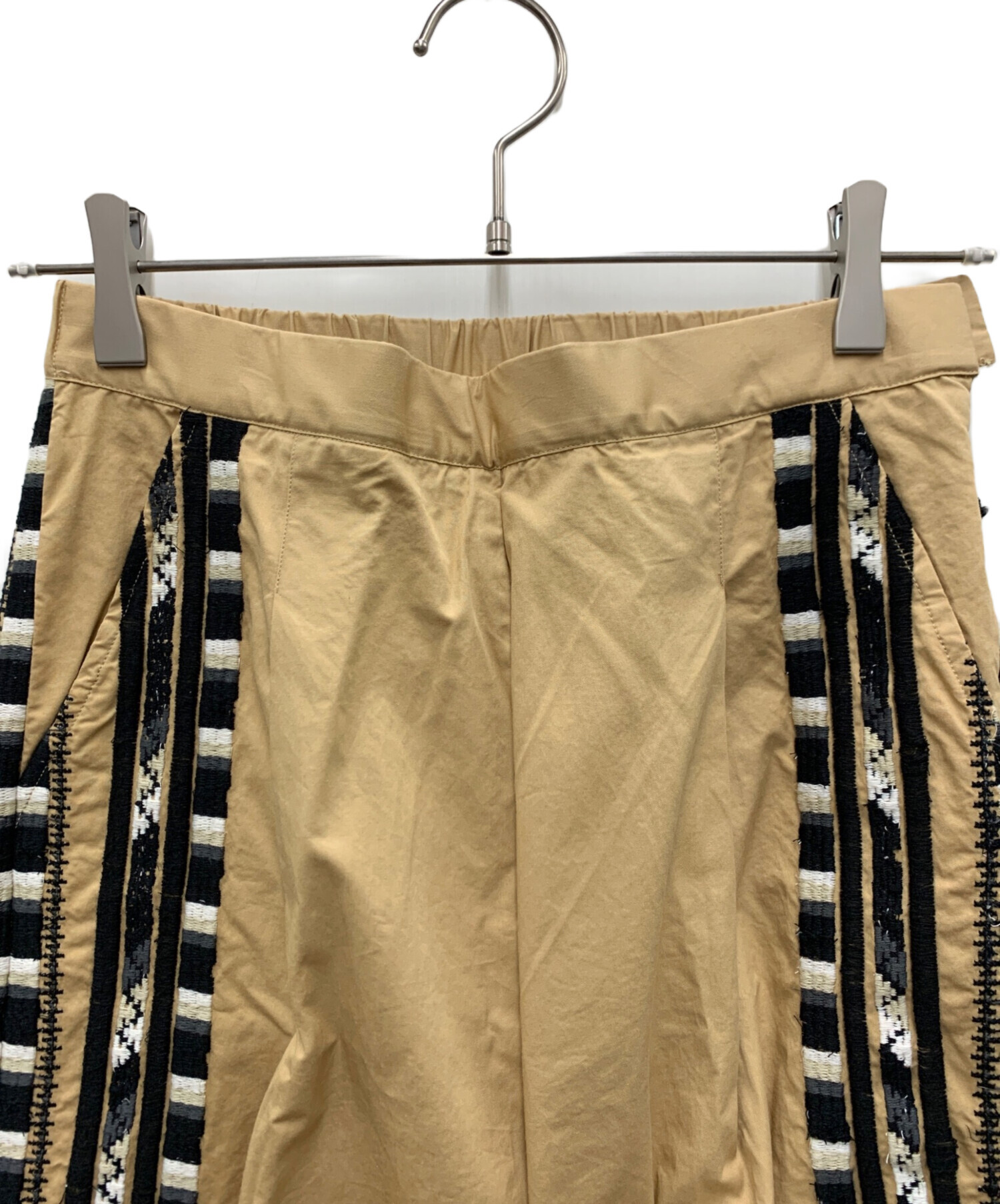 Sara mallikaサラマリカ ショートパンツ サークル刺しゅう ボトムス 中古・古着通販】sara mallika (サラマリカ) パンツ ベージュ×ブラック