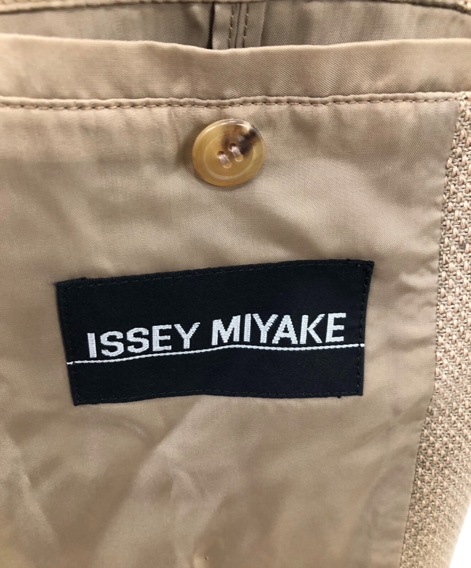 イッセイミヤケ ベージュ テーラードジャケット プリーツ 中古・古着通販】ISSEY MIYAKE (イッセイミヤケ) 2ボタン テーラード