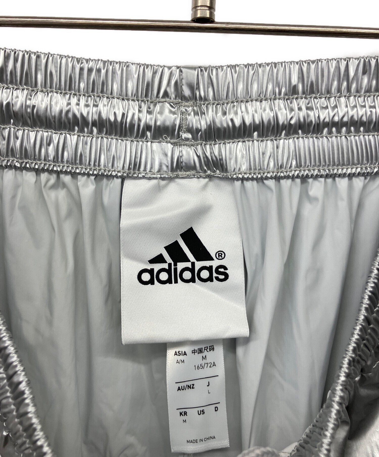 【激レアカラー】アディダス☆刺繍ロゴ トラックパンツ銀 シルバー 2XL 中古・古着通販】adidas (アディダス) ジャージパンツ シルバー サイズ