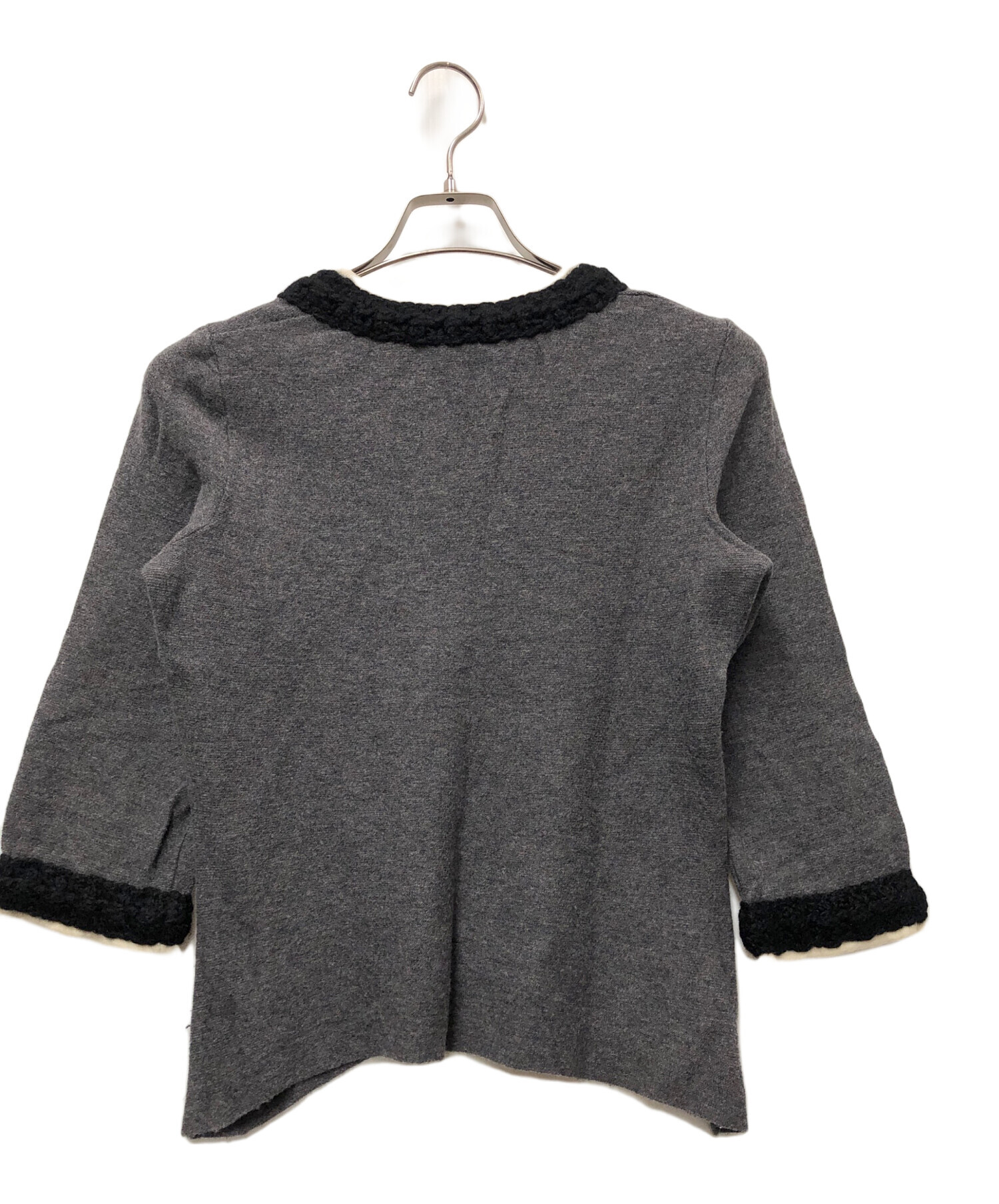 CHANEL ヘンリーネック ニット グレー CHANEL ヘンリーネック ニット グレー CHANEL グレー ロゴ入り