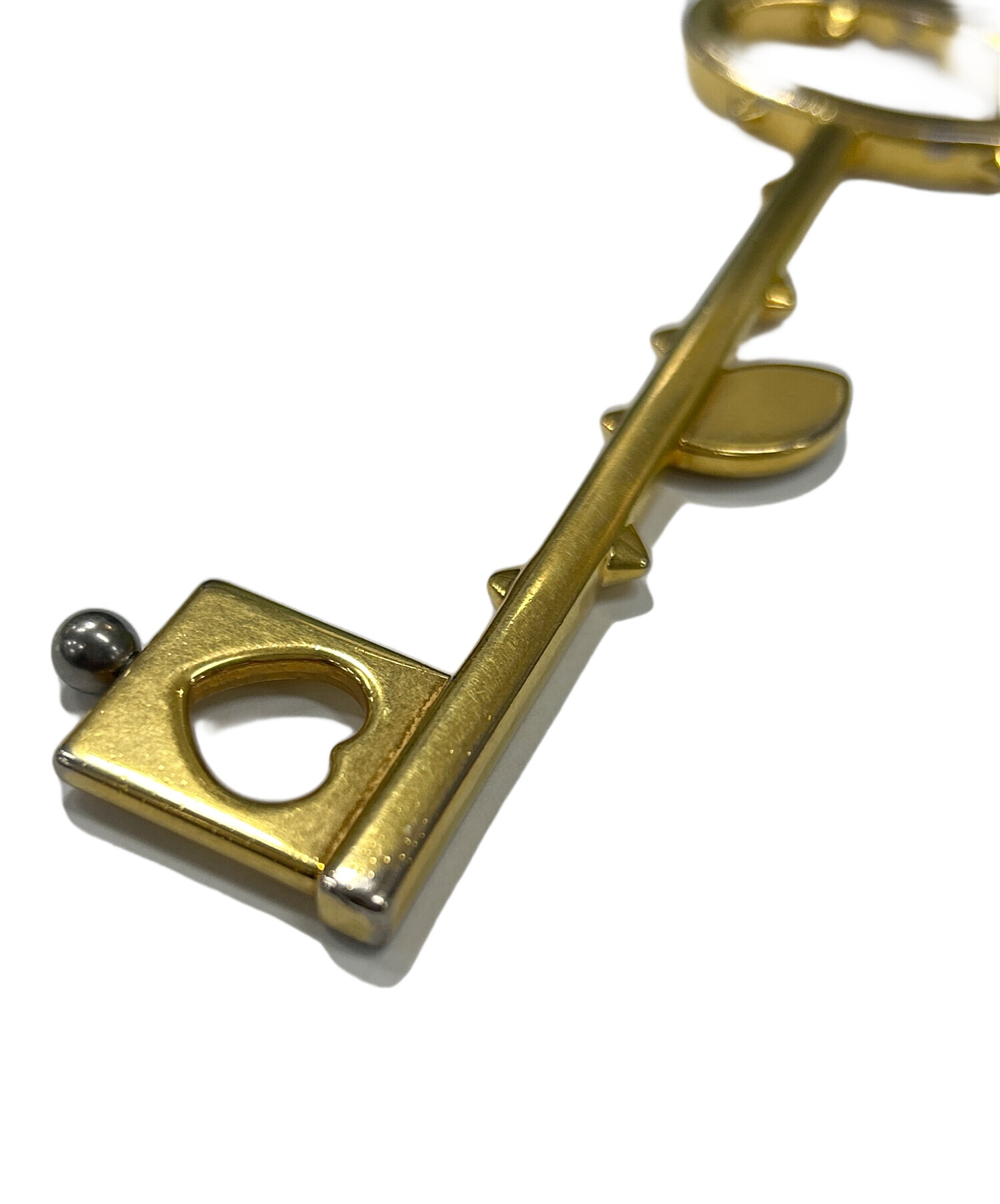 期間限定価格 PRADA べっ甲調鍵モチーフキーリング 中古・古着通販】PRADA (プラダ) トリックメタル鍵モチーフキーリング