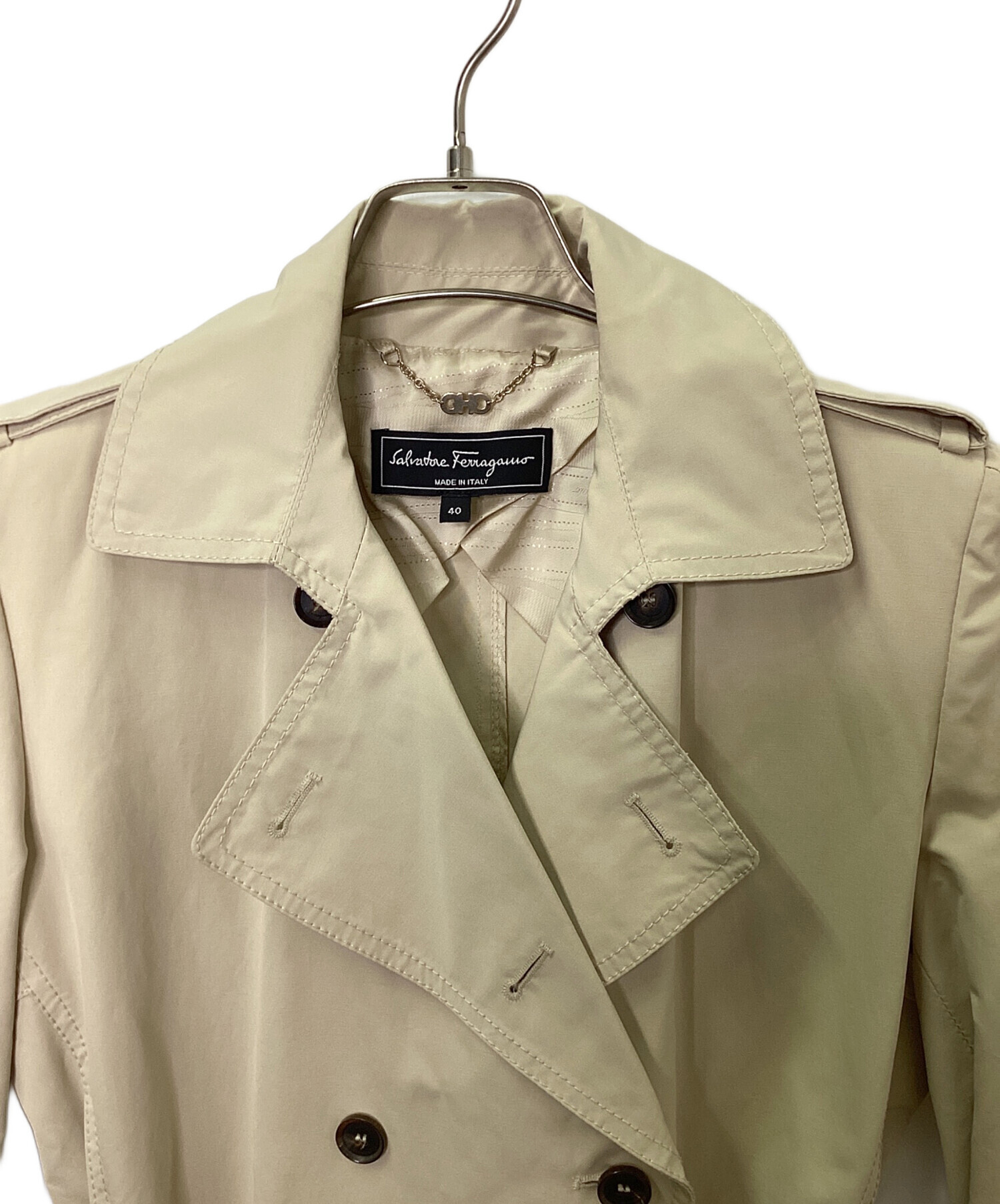 【美品】Salvatore Ferragamo ベージュトレンチコート 40 中古・古着通販】Salvatore Ferragamo (サルヴァトーレ フェラガモ