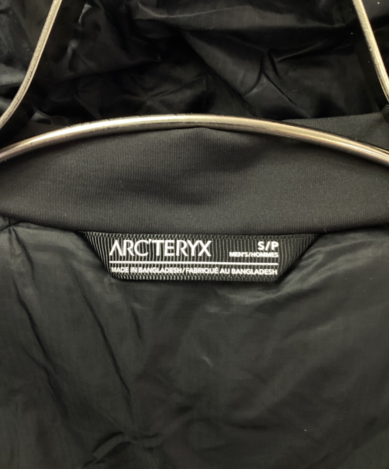 ARC'TERYX ATOM AR HOODY ブランドタグ破損 アークテリクスのAtom LT Hoodyの生地が1年もしないうちにダメになった
