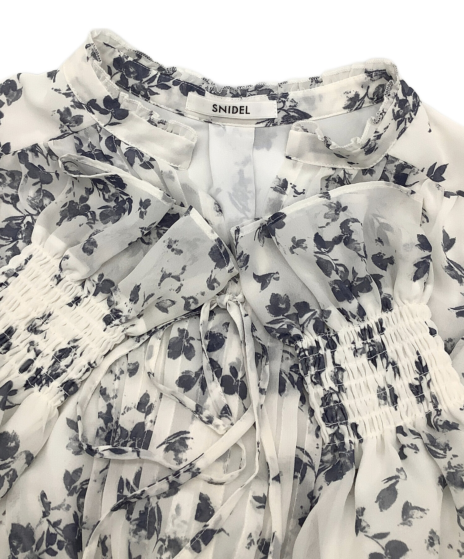 早い者勝ち！【新品未使用】SNIDEL プリーツプリントワンピース ホワイト 早い者勝ち！【新品未使用】SNIDEL プリーツプリントワンピース ホワイト