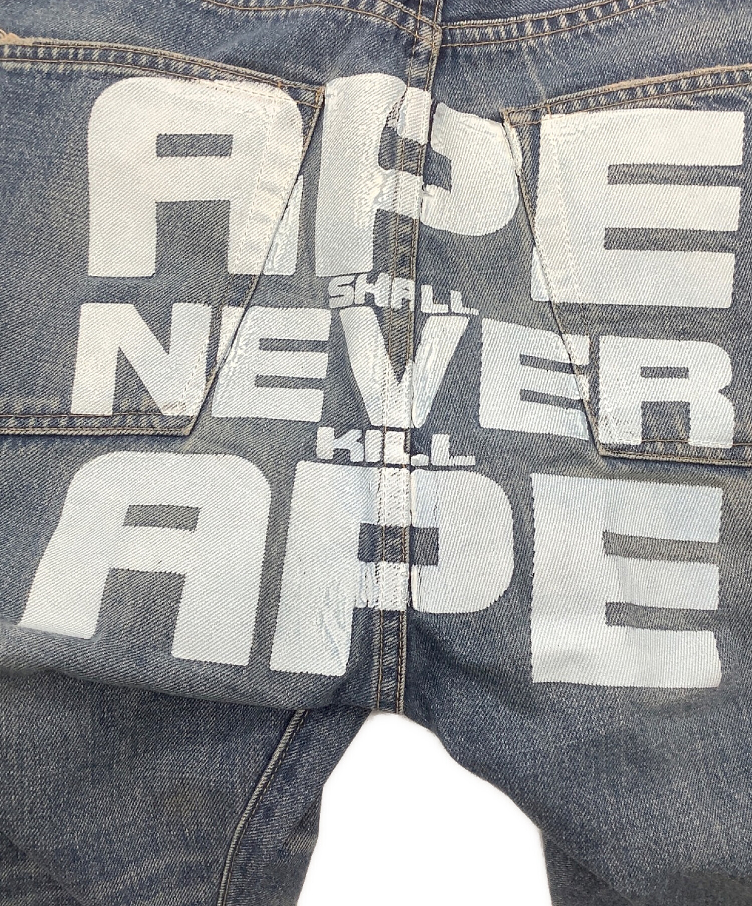 L 良品 アベイシングエイプ バックペイント デニム パンツ ジーンズ ジーパン 中古・古着通販】A BATHING APE (アベイシングエイプ) バック