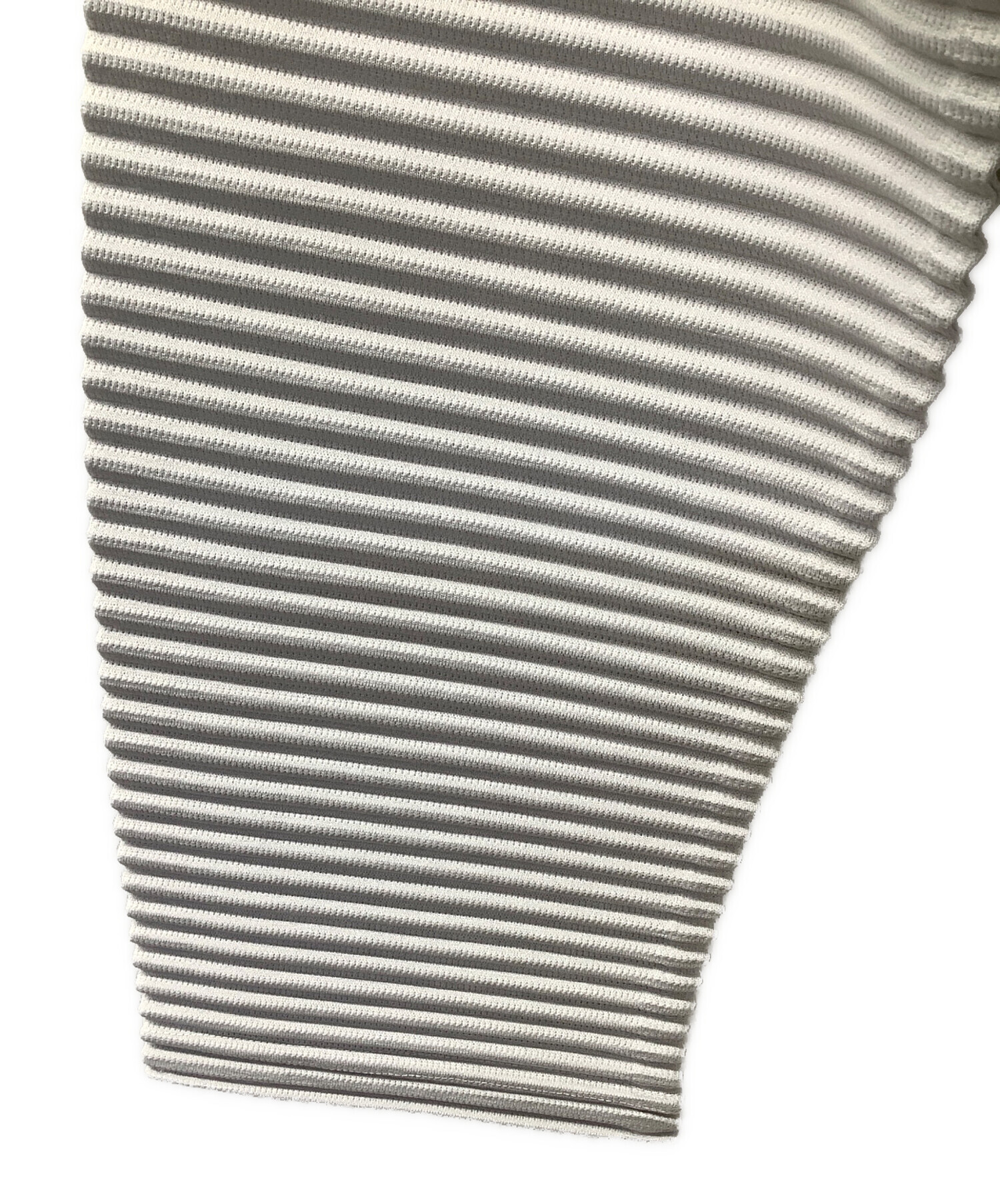 イッセイミヤケ 薄手 ニット 中古・古着通販】ISSEY MIYAKE (イッセイミヤケ) 薄手ニット ライト