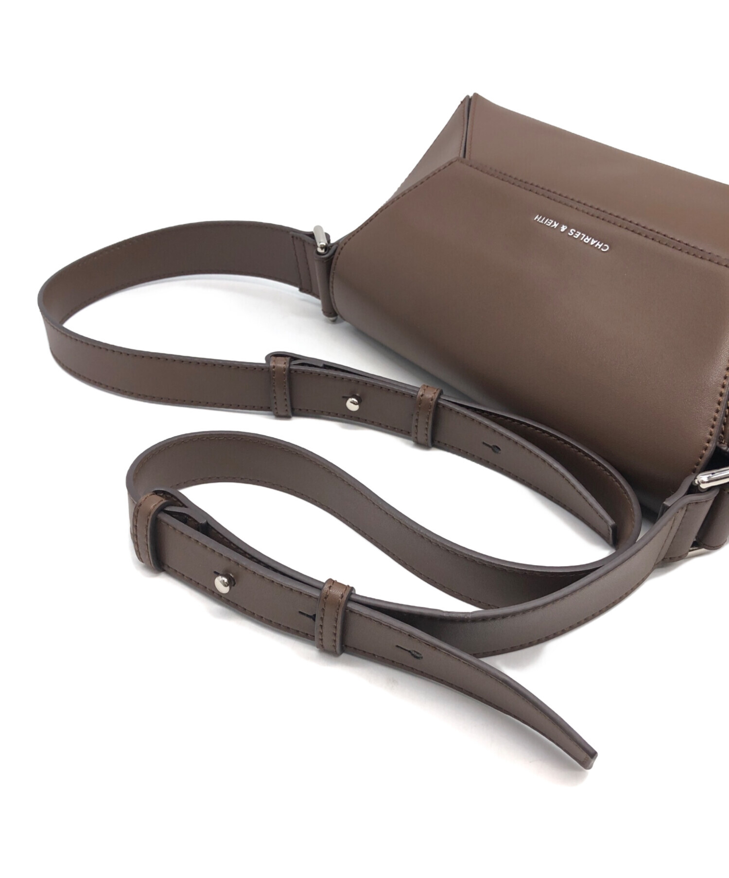 美品✨CHARLES & KEITH ショルダーバッグ ブラウン 中古・古着通販】CHARLES & KEITH (チャールズアンドキース