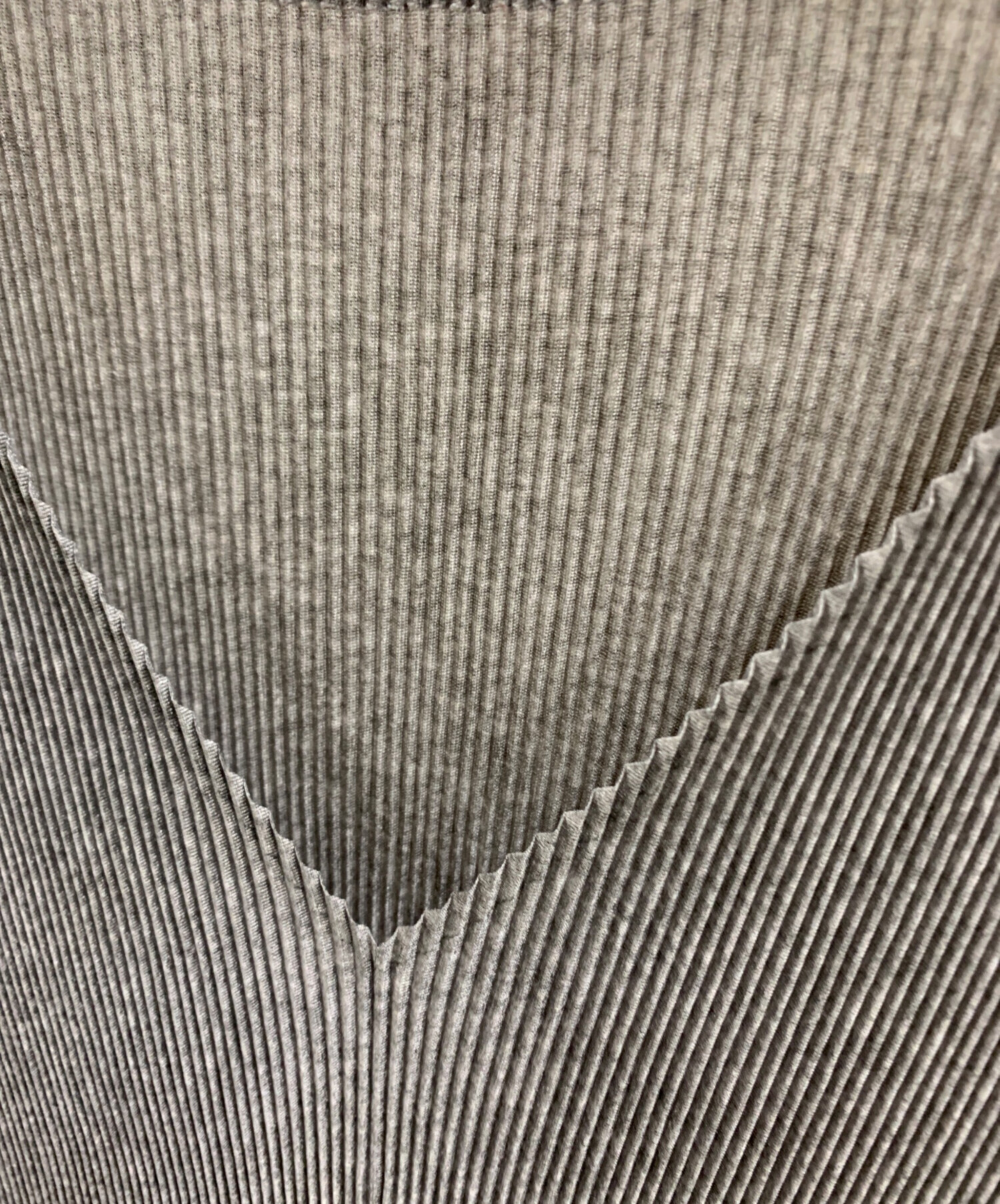 美品 PLEATS PLEASE ISSEY MIYAKE プリーツプリーズ イッセイミヤケ Vネックカットソー PP03-FK353 サイズ3 ゴールドカラー レディース 古着 中古 USED PLEATS PLEASE（プリーツ プリーズ） 美品 PLEATS PLEASE ISSEY MIYAKE