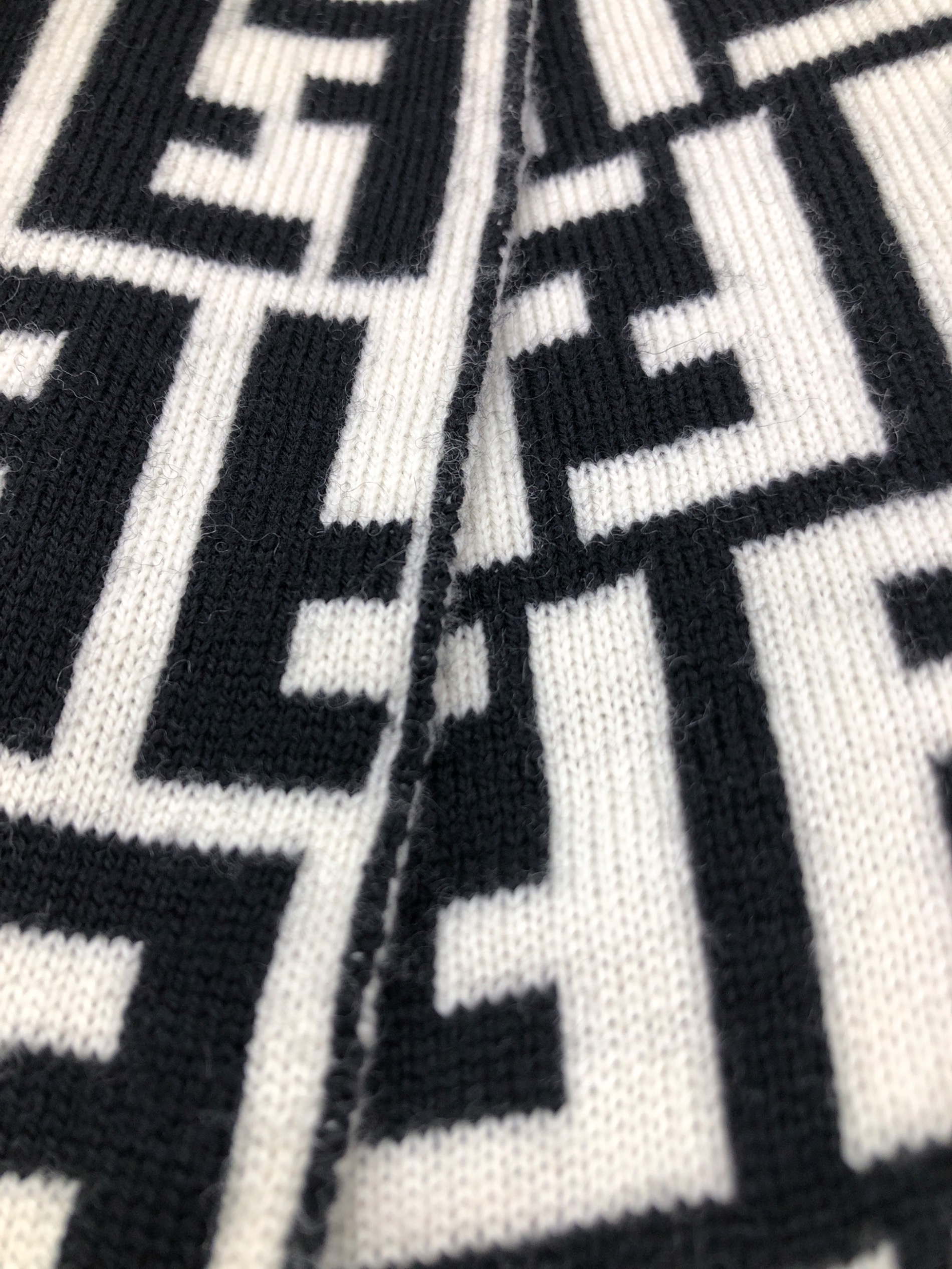 中古・古着通販】FENDI (フェンディ) マフラー ブラック×ホワイト