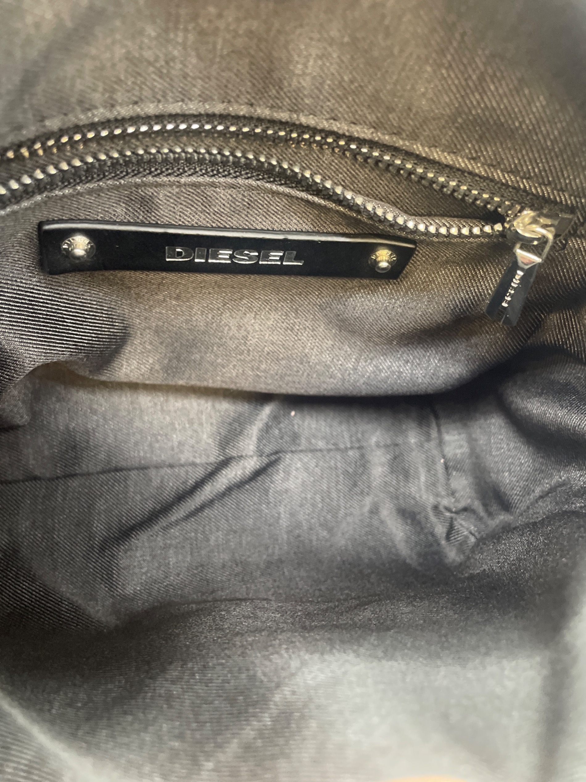 中古・古着通販】DIESEL (ディーゼル) V字ジッパー 2WAYバッグ