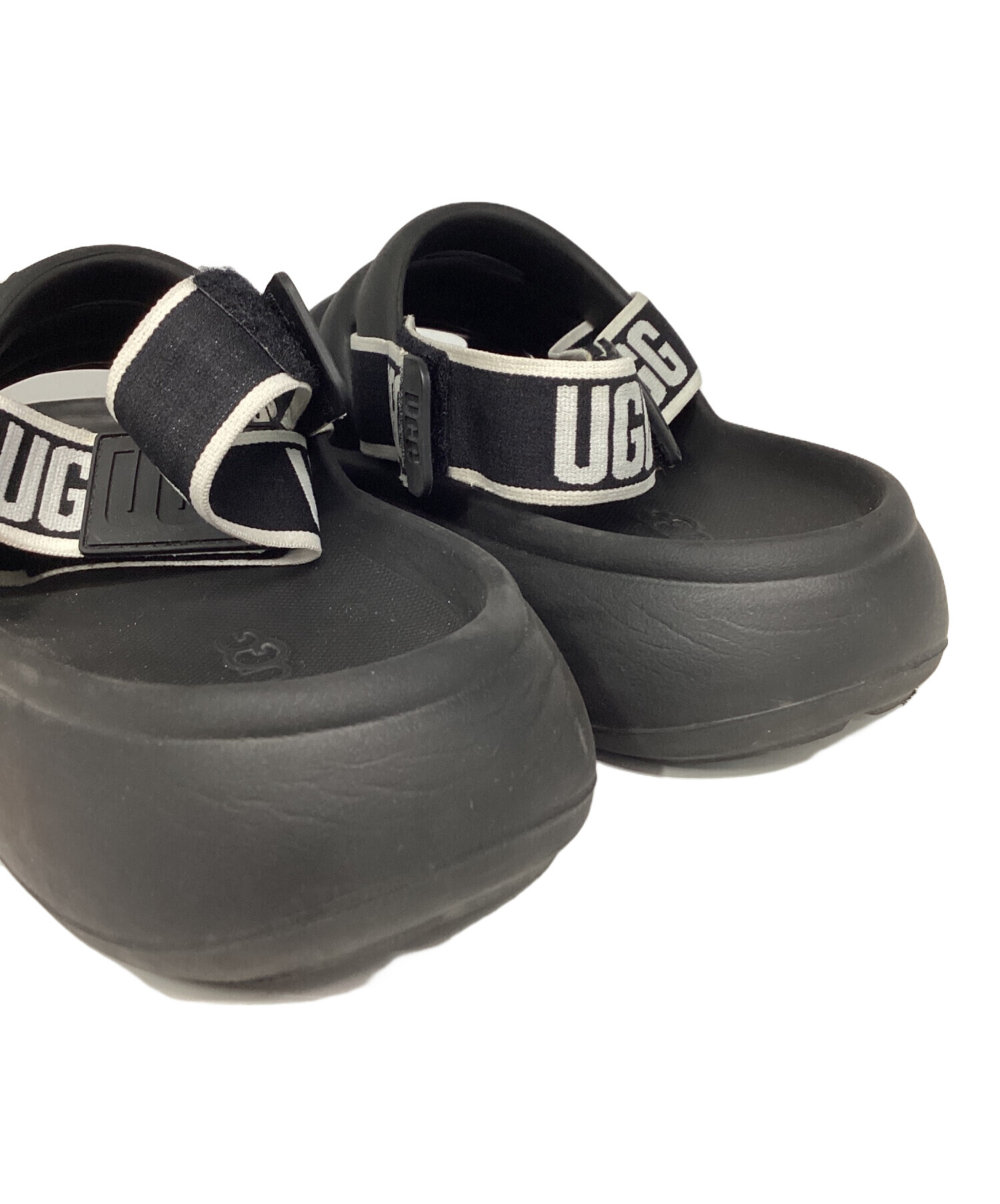 UGG サンダル ブラック ロゴストラップ 中古・古着通販】UGG (アグ) UGG ストラップサンダル ブラック サイズ
